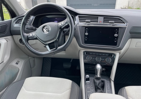 Volkswagen Tiguan cena 117000 przebieg: 128000, rok produkcji 2018 z Szczecinek małe 79